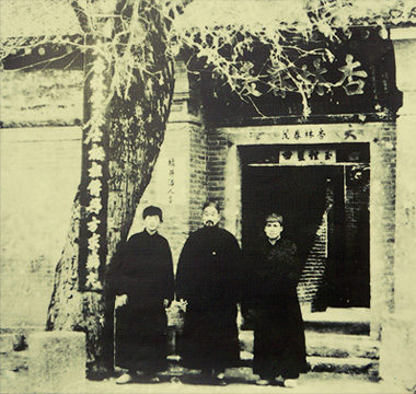 第七代传人和第八代传人于象庄老宅前合影