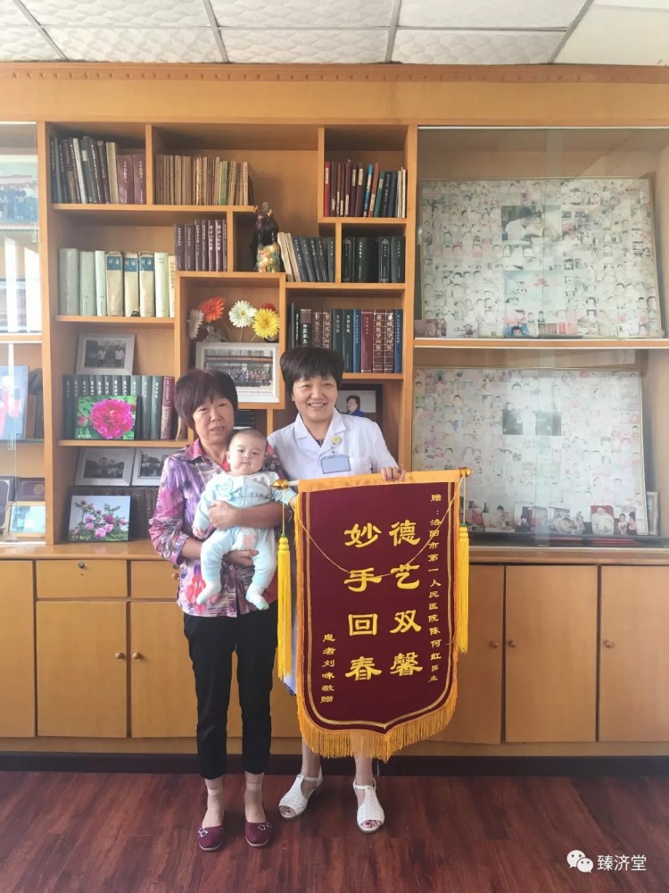 陈何红主任医师心系患者，全家人送来锦旗致谢